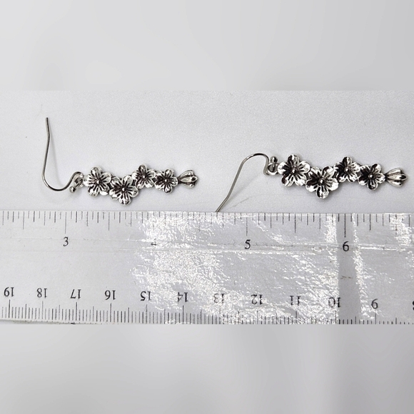 🟢3/$19🟢 Forget-Me-Not Silver Flower Dangle Earrings PIERCED Brand New - Picture 4 of 5